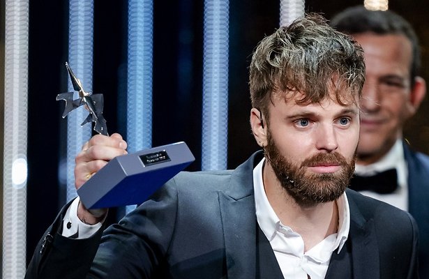 Tim Hofman met zijn prijs